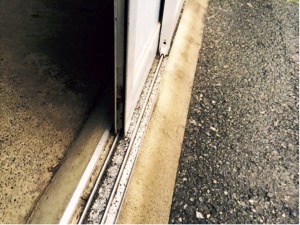 オートスライド取り付けのできないドア 戸車が壊れている、レールが歪んでいるなど、ドアそのものに不具合がある場合